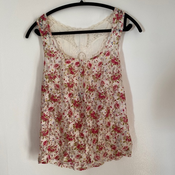 Forever 21 cute all over lace floral top